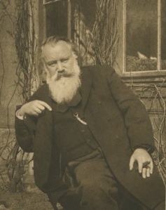Johannes Brahms im Park des Arenberg-Palais in Wien sitzend (Fotografie von Maria Fellinger, 1. Mai 1895)